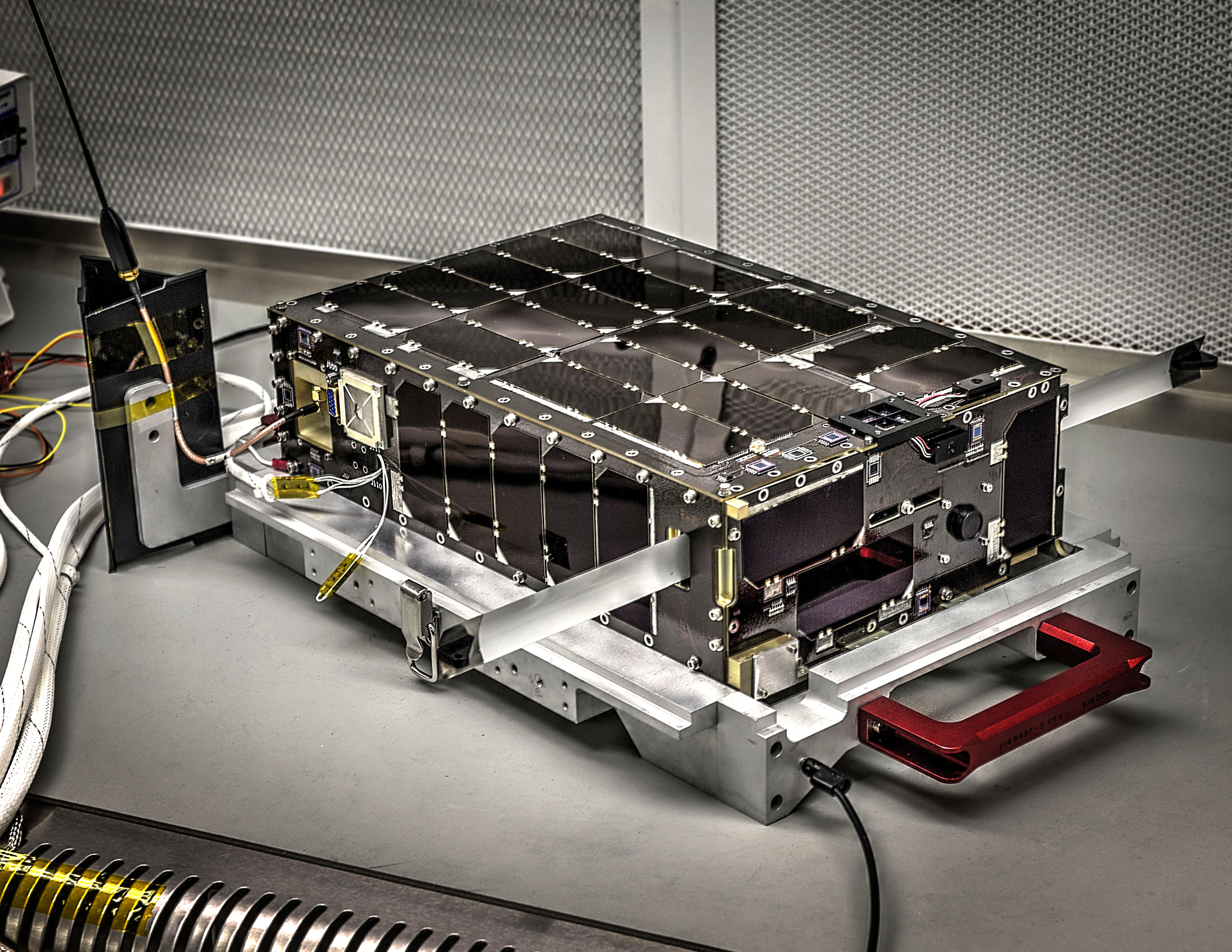 Корпус сателлита «обшит» солнечными батареями. По размеру он немного превосходит коробку с кукурузными хлопьями и имеет блок 6U, объем которого составляет примерно шесть литров.  Credits: NASA's Goddard Space Flight Center/Bill Hrybyk  