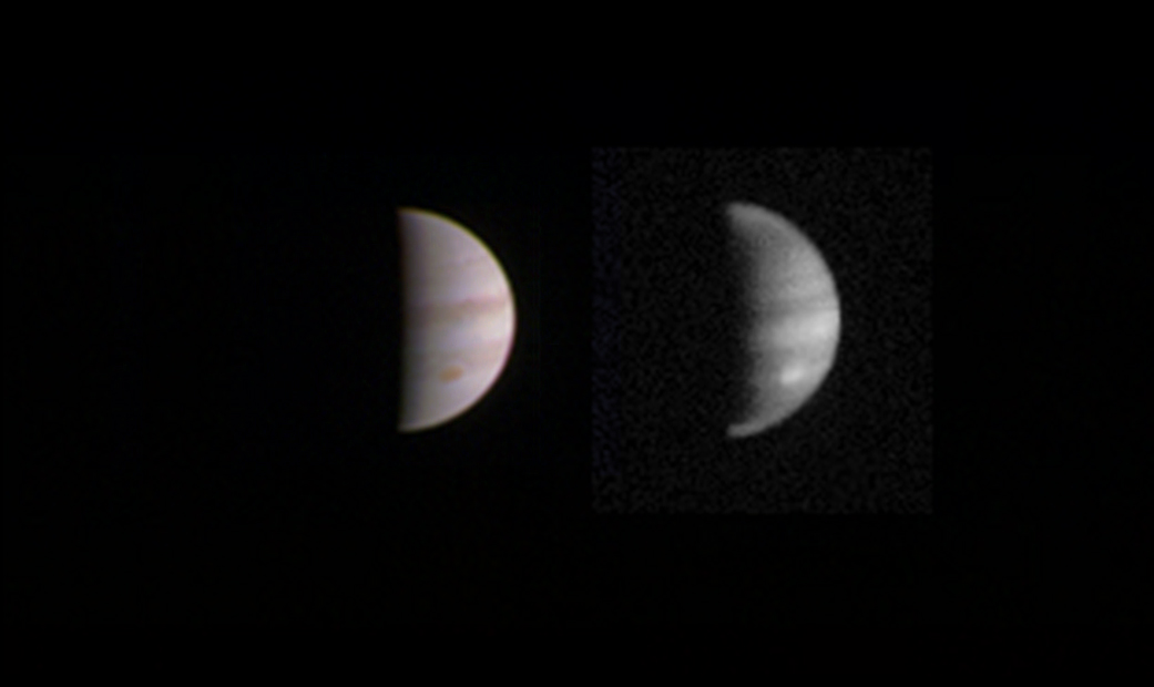 Этот двойной снимок Юпитера был сделан 23 августа, когда космический аппарат НАСА «Юнона» находился на расстоянии 2,8 миллиона миль (4,4 миллиона километров) от газового гиганта. Credits: NASA/JPL-Caltech/SwRI/MSSS  