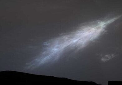 NASA опубликовало фотографии сумеречных лучей и перламутровых облаков в небе Марса